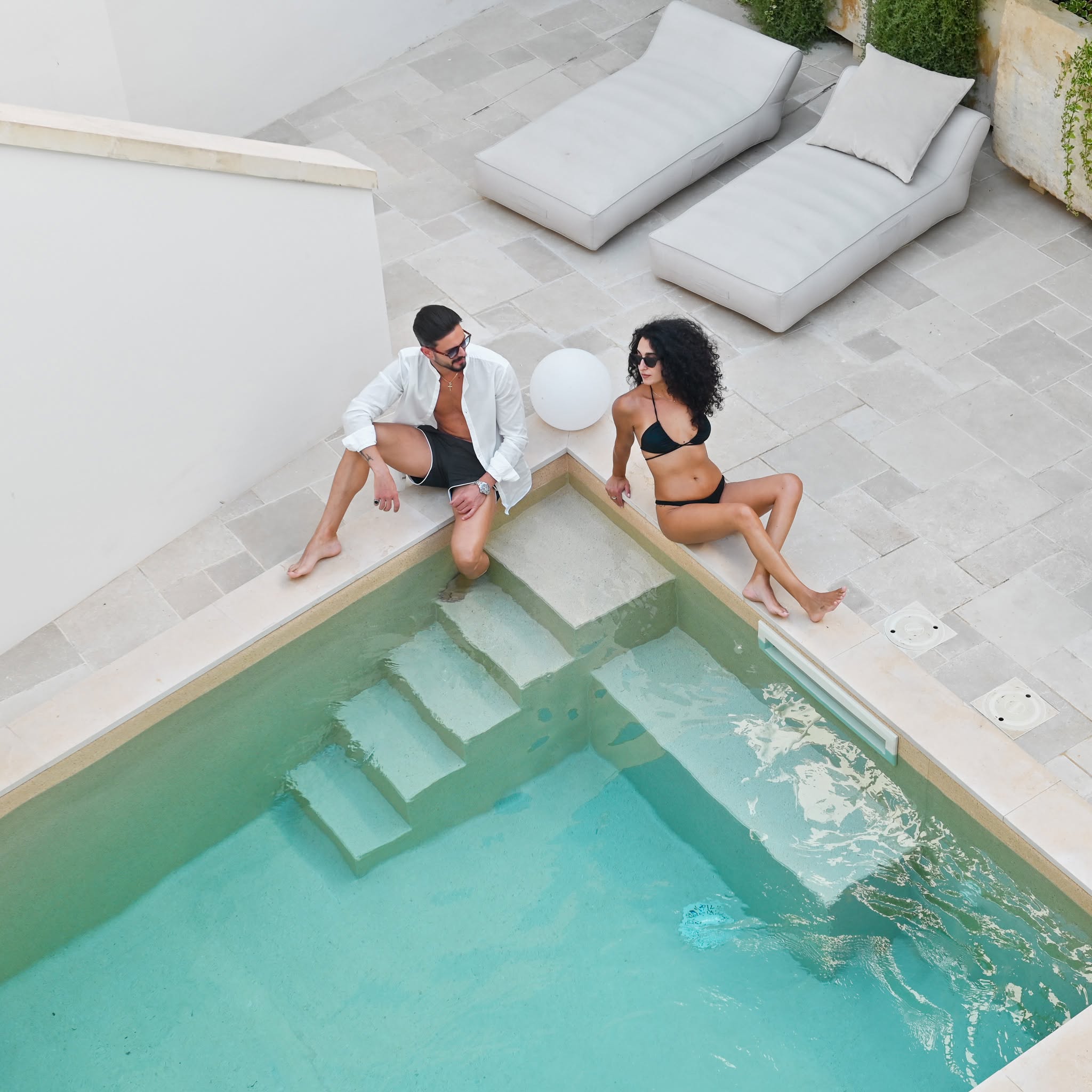 Area relax a bordo piscina di Relais Luxury Xenia nel Salento