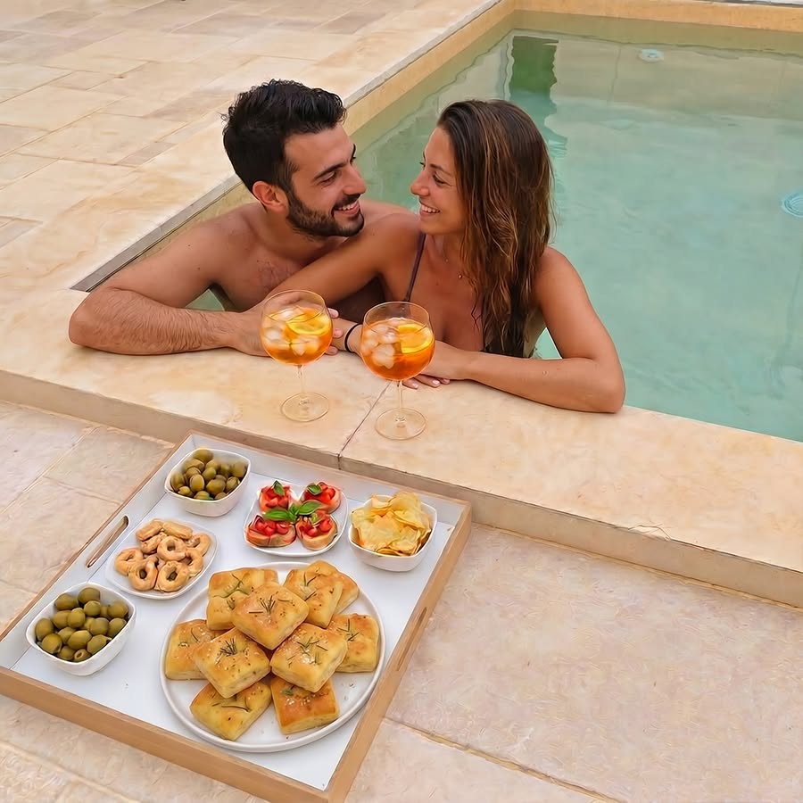 Aperitivo a bordo piscina di Relais Luxury Xenia nel Salento